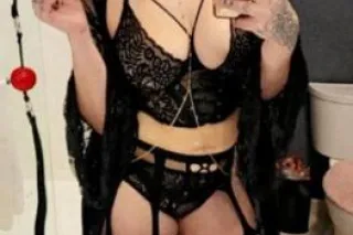 New in Town 😘 - Image 1